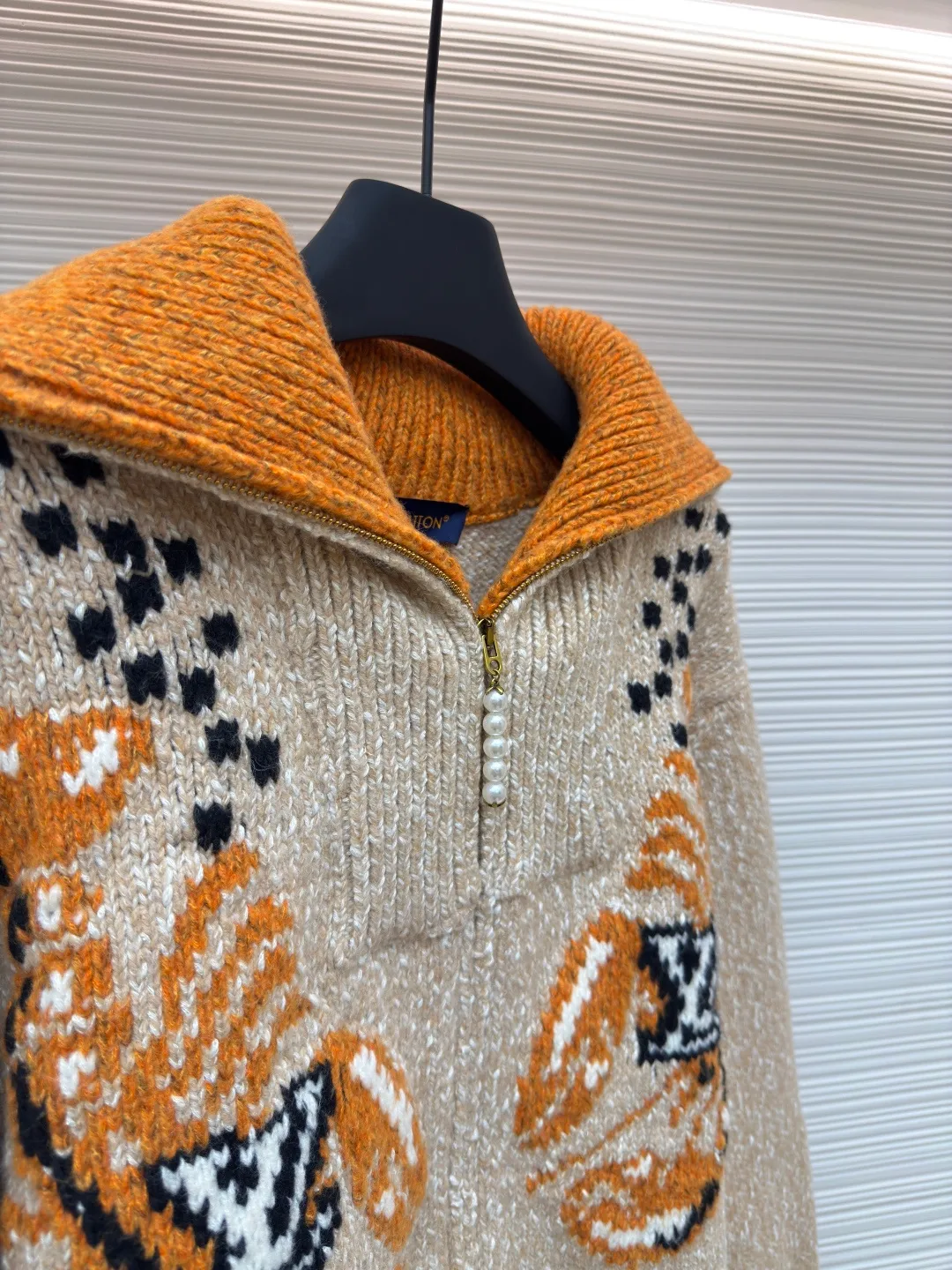 LOUIS VUITTON Nigo lobster patchwork wool knitted zipper jacket ●Authentic product: Purchased and developed by 25404 ●Item number: 1680400-D25 ●Fabric: wool fabric ●Technology: knitted production ●Version: fitted version ●Weight: about 1770 grams ●Size: XS-S-M-L ●Description: Made of high-quality cotton-wool blended fabric, soft, comfortable and elastic. The fabric has been specially treated to give it a fine knitted texture and is smooth to the touch. The koi fish pattern with the LV logo is carefully designed on the front. It is realized through exquisite intarsia technology and the pattern is three-dimensional and vivid. The back is embroidered with cherry blossoms and Japanese characters, using high-density embroidery thread with fine and even stitches. The zippers feature custom metal hardware, and each zipper pull is embellished with delicate beading. The entire jacket is meticulously sewn and all seams are double-stitched to ensure durability. The cinched waist is achieved with an internal drawstring that can be freely adjusted for tightness. The collar and cuffs are ribbed knitted with moderate elasticity and not easily deformed. All patterns and decorations undergo strict quality control to ensure that the colors are firm and will not fade. The overall wiring is straight and delicate, the fabric is comfortable and soft, and the color is consistent without color difference. It can be matched with the same style to create a fashionable look and control various occasions. Customized accessories, complete with three standards, same style for men and women!